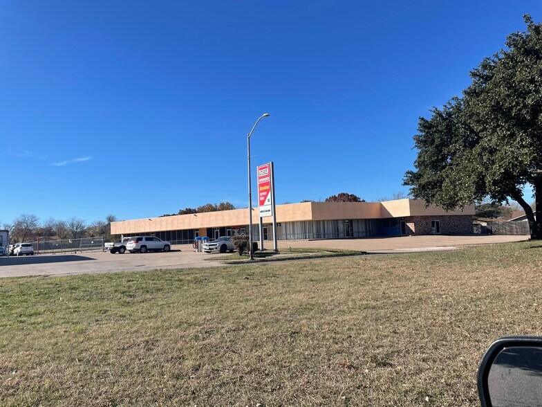 More Photos Of 4025 W Sycamore School Rd, Fort Worth Freestanding For Sale