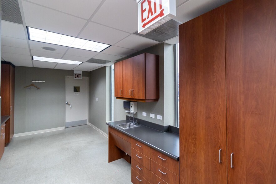 More Photos Of 2400 N Ashland Ave, Chicago Medical For Lease
