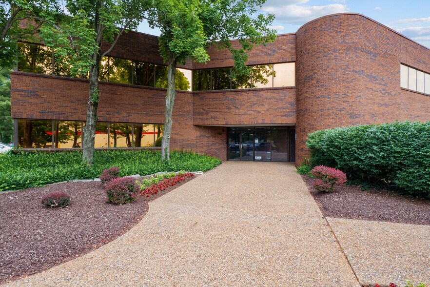 More Photos Of 141 Market Place Dr, Fairview Heights Office For Sale