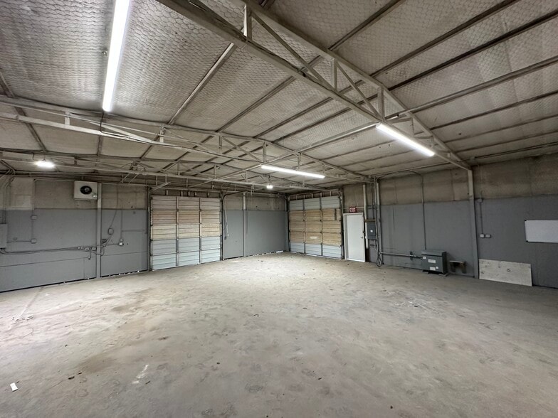 More Photos Of 5021 Gordon Smith Dr, Rowlett Warehouse For Sale