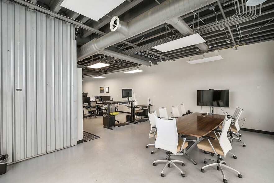 More Photos Of 317 W 6th St, Moscow Storefront Retail Office For Lease