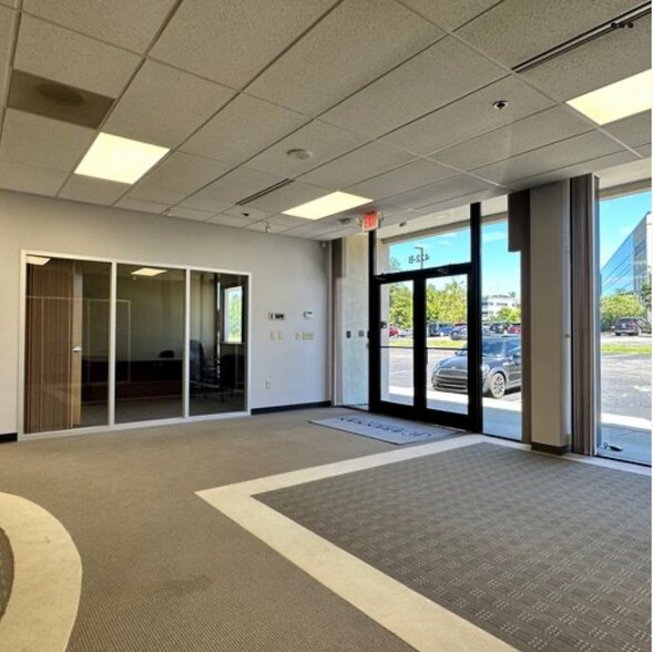 More Photos Of 422 Wards Corner Rd, Loveland Showroom For Lease