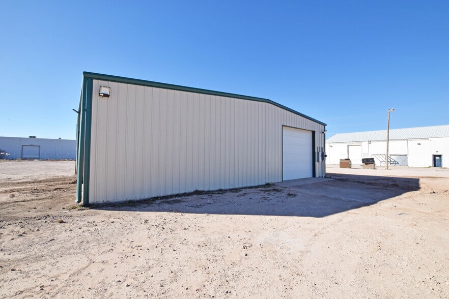 More Photos Of 302 Industrial Ave, Odessa Warehouse For Sale