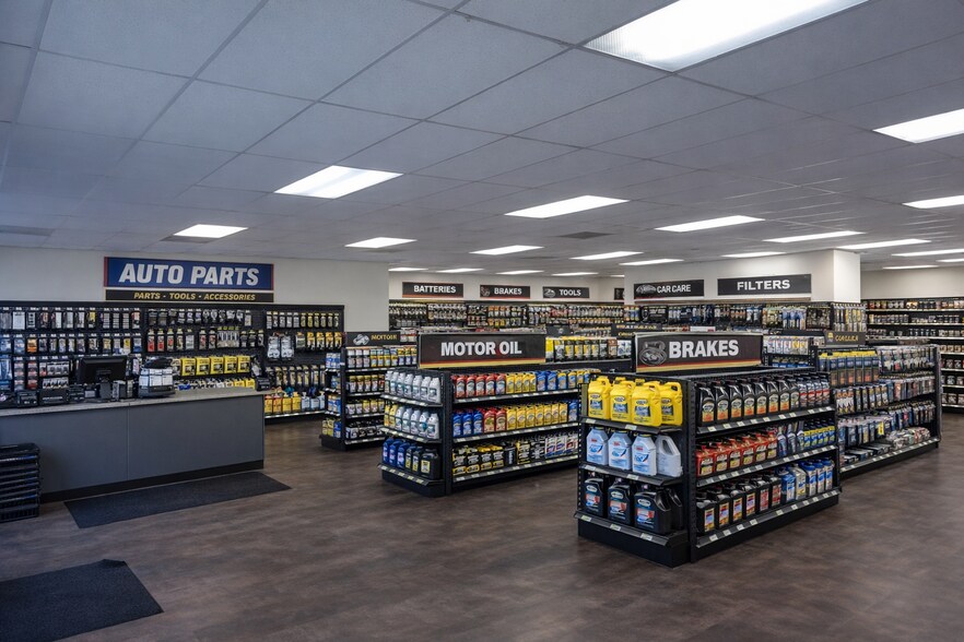 More Photos Of 1551 Chambers Rd, Aurora Freestanding For Lease