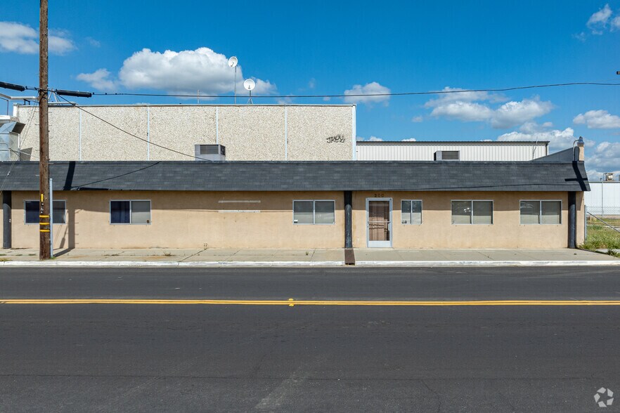 More Photos Of 200 N Uruapan Way, Dinuba Warehouse For Sale