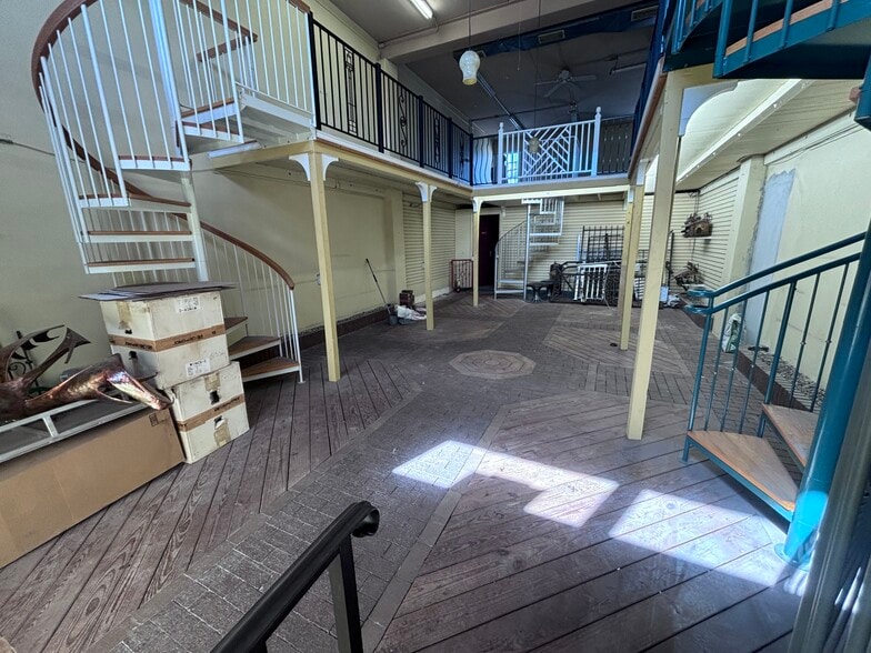 More Photos Of 6556-6558 Superior Ave, Sarasota Storefront For Lease