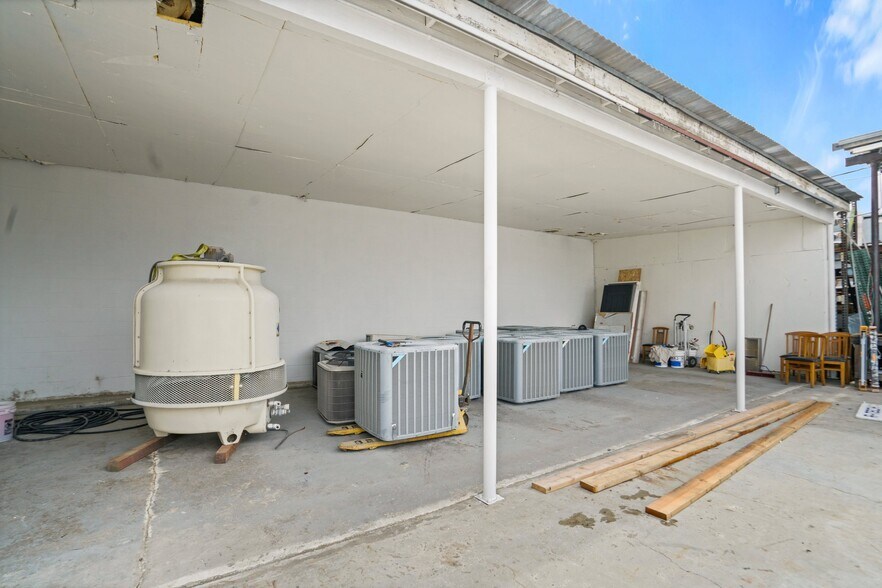 More Photos Of 21328 Hart St, Canoga Park Warehouse For Lease