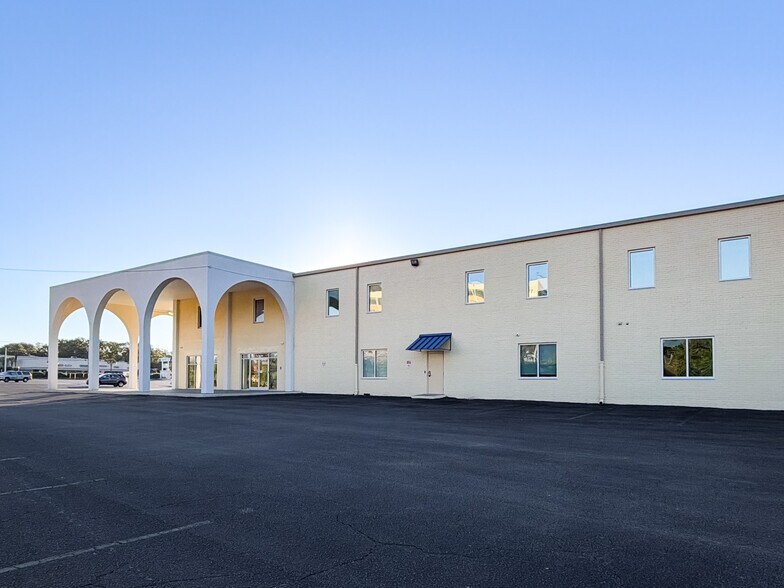 More Photos Of 5935 Rivers Ave, North Charleston Showroom For Lease