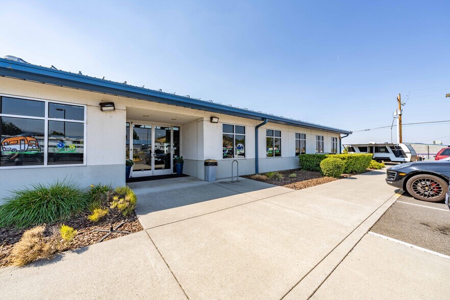 More Photos Of 1600 Coker Butte Rd, Medford Flex For Sale