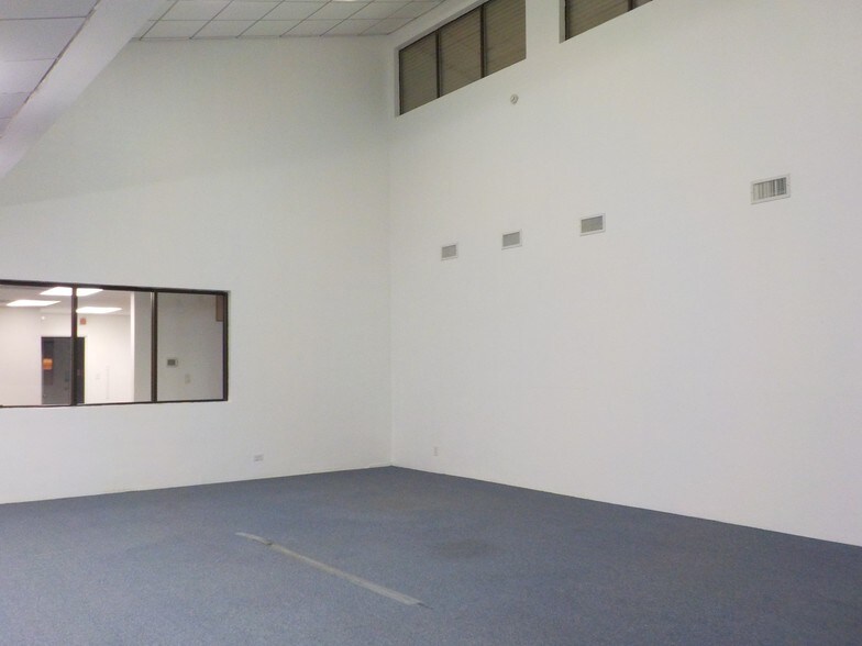 More Photos Of 3700 N 10th St, McAllen Office For Lease
