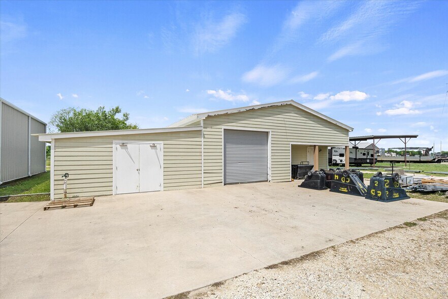 More Photos Of 1101 Willy Vester Rd, Van Alstyne Warehouse For Sale