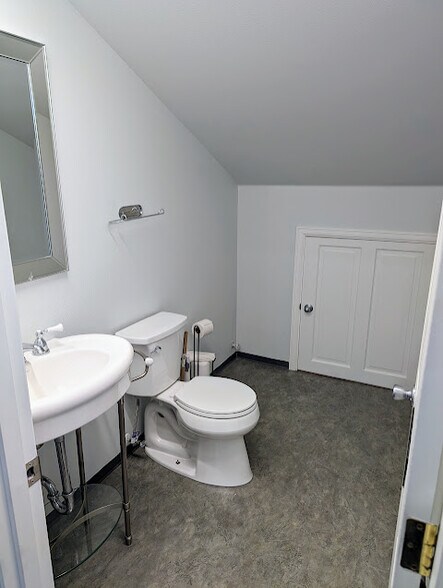 More Photos Of 105 Washington Blvd, Algona Office For Lease