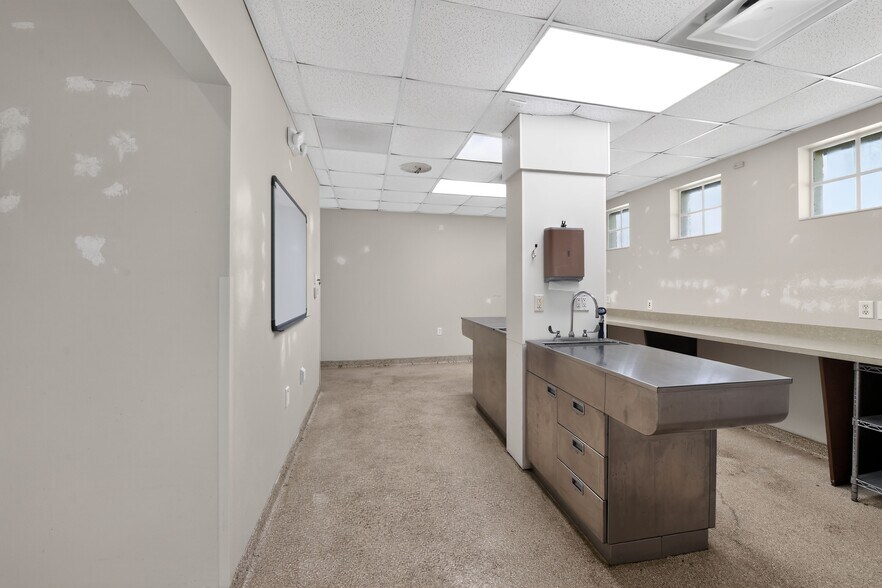More Photos Of 2555 Pinellas Point Dr S, Saint Petersburg Veterinarian Kennel For Sale