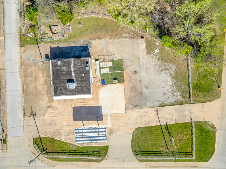 More Photos Of 1221 N 8th Ave, Stroud Convenience Store For Sale