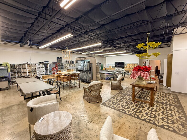 More Photos Of 12131-12137 Valliant St, San Antonio Showroom For Sale