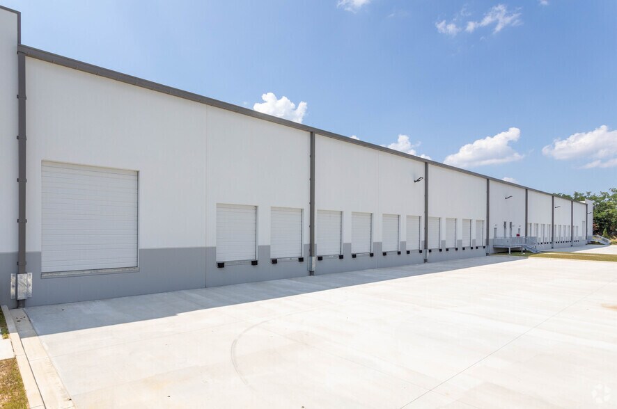 More Photos Of 852 International Dr, Linthicum Warehouse For Lease