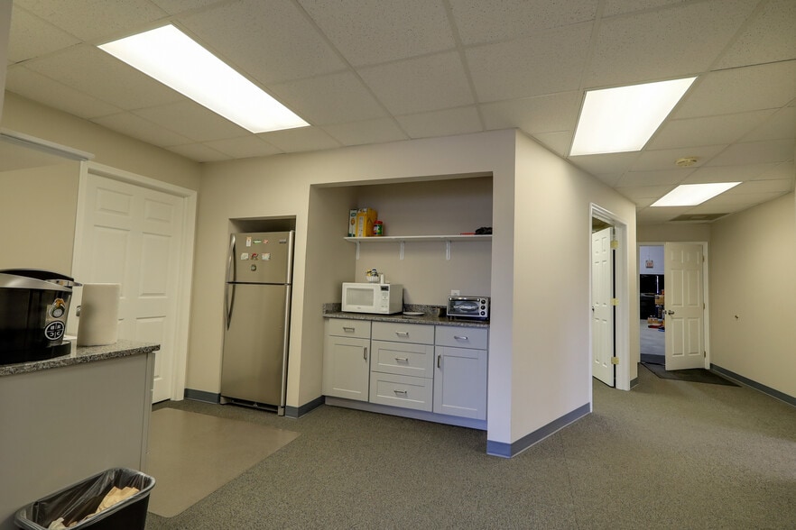 More Photos Of 5713 Industry Ln, Frederick Showroom For Sale