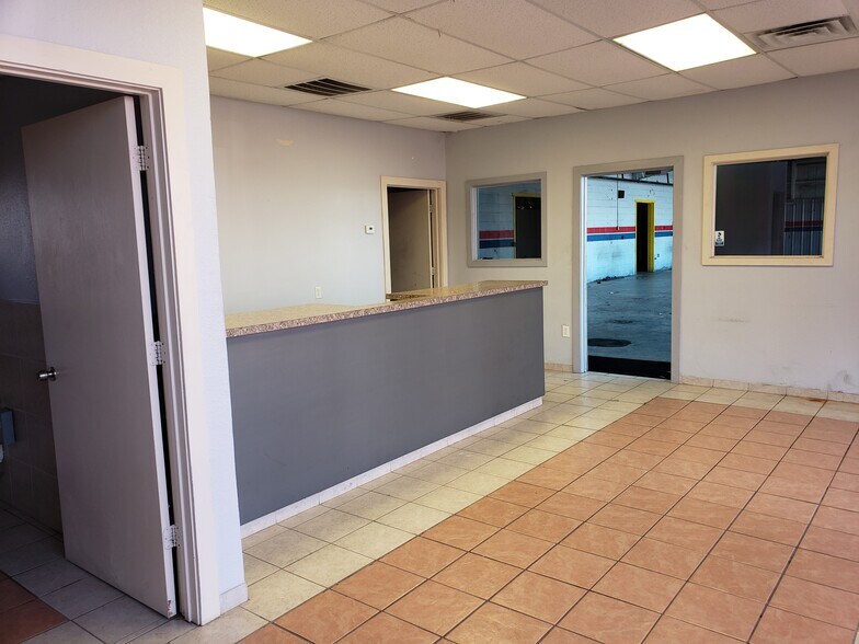 More Photos Of 3317 Inwood Rd, Dallas Auto Repair For Lease