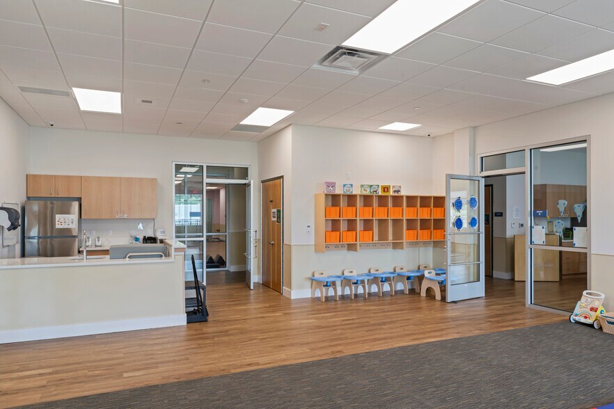 More Photos Of 42525 Tall Cedars Pkwy, Chantilly Schools For Lease