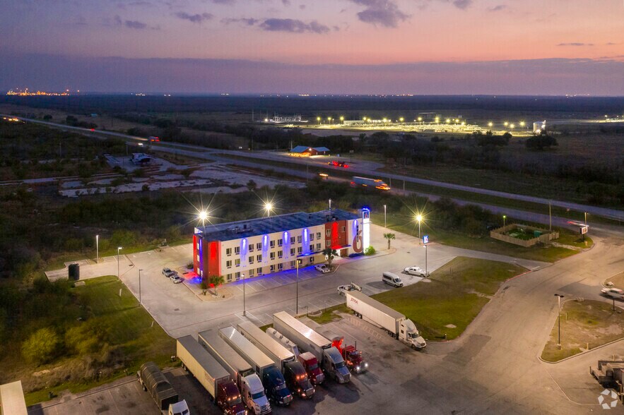 More Photos Of 6284 Highway 281, Three Rivers Hotel For Sale