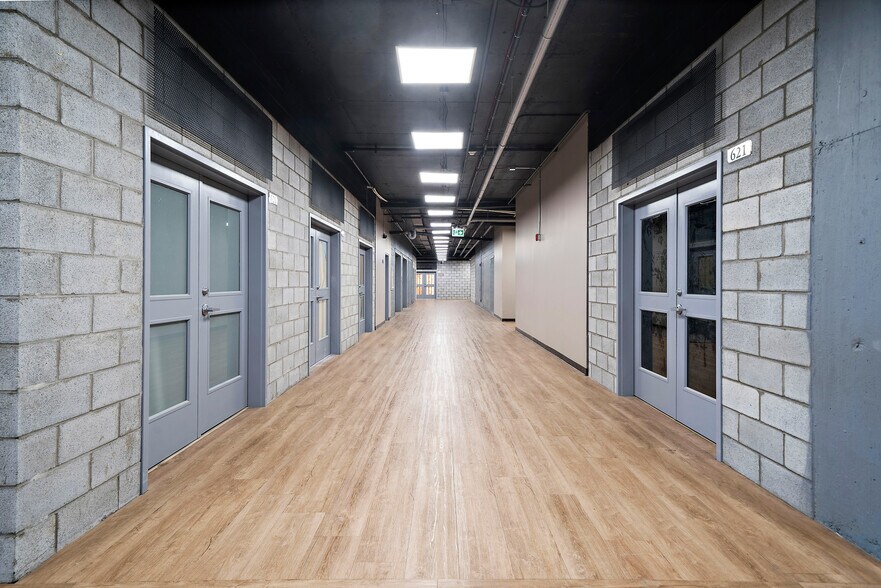 More Photos Of 111 Rue Chabanel O, Montréal Loft Creative Space For Lease