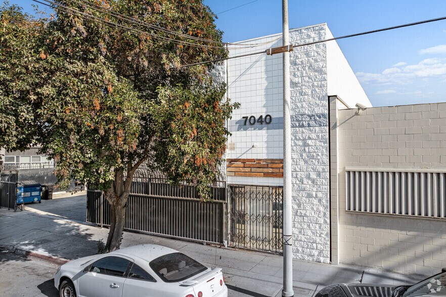 More Photos Of 7040 Darby Ave, Reseda Warehouse For Sale