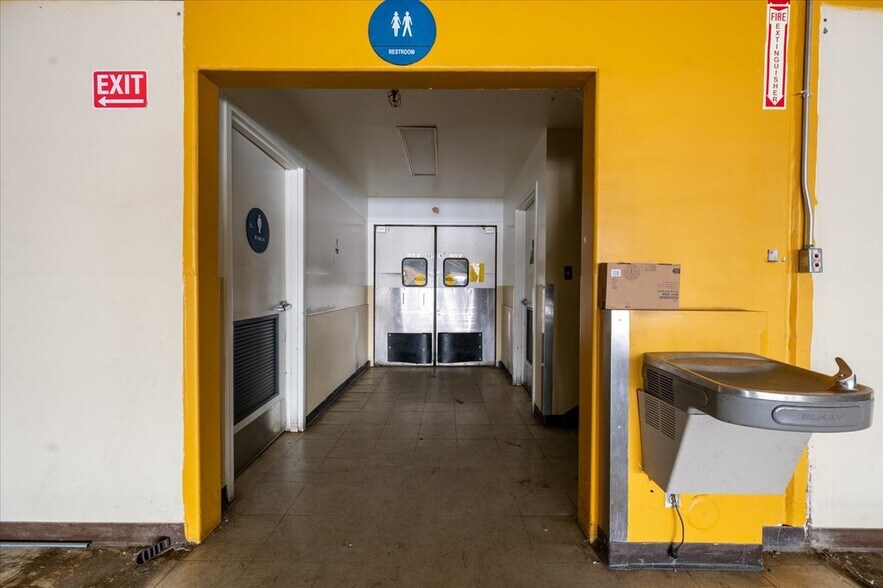 More Photos Of 147 W Shaw Ave, Clovis General Retail For Sale