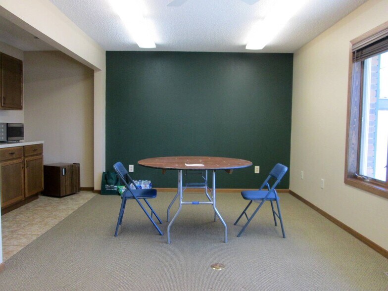 More Photos Of 101 7th St S, Saint James Freestanding For Lease