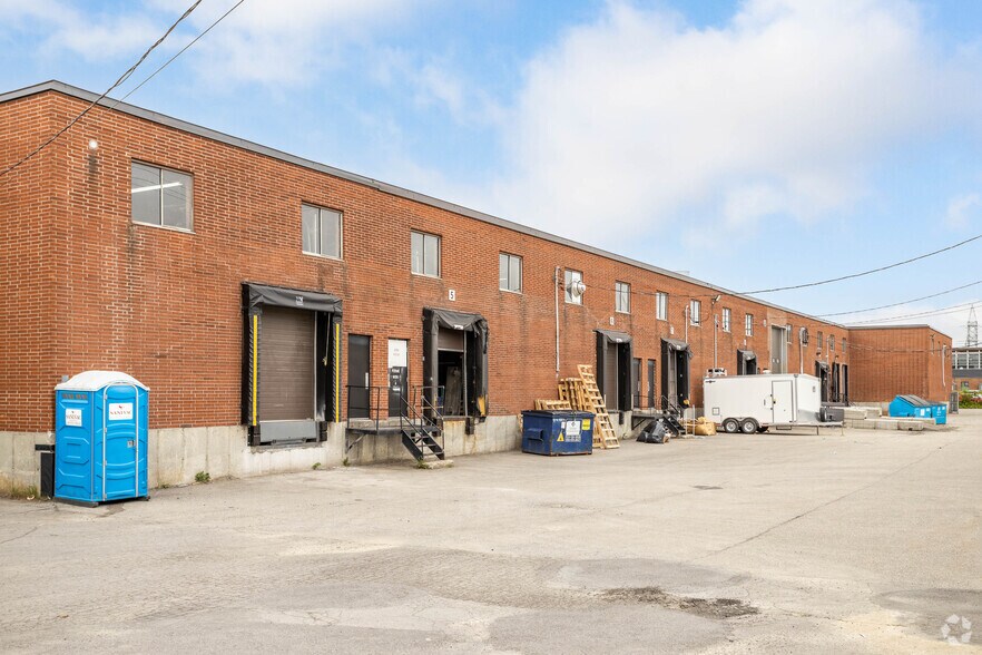 More Photos Of 837-845 Rue Tecumseh, Dollard-des-Ormeaux Warehouse For Lease