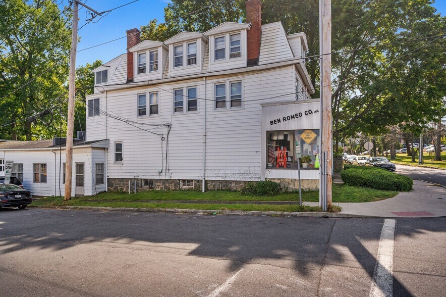 More Photos Of 1 Edgewood Ave, Greenwich Storefront Retail Residential For Lease