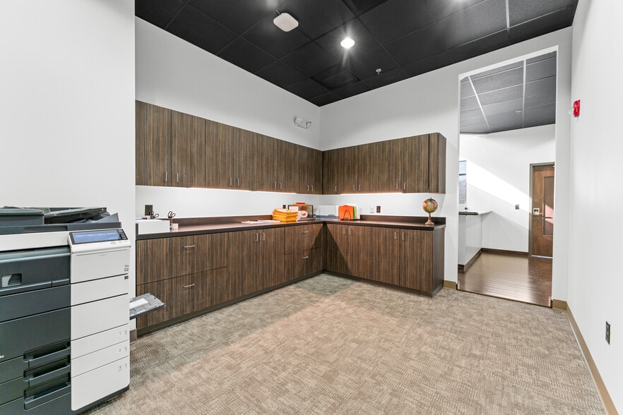 More Photos Of 3945 N Vantage Dr, Fayetteville Office For Sale