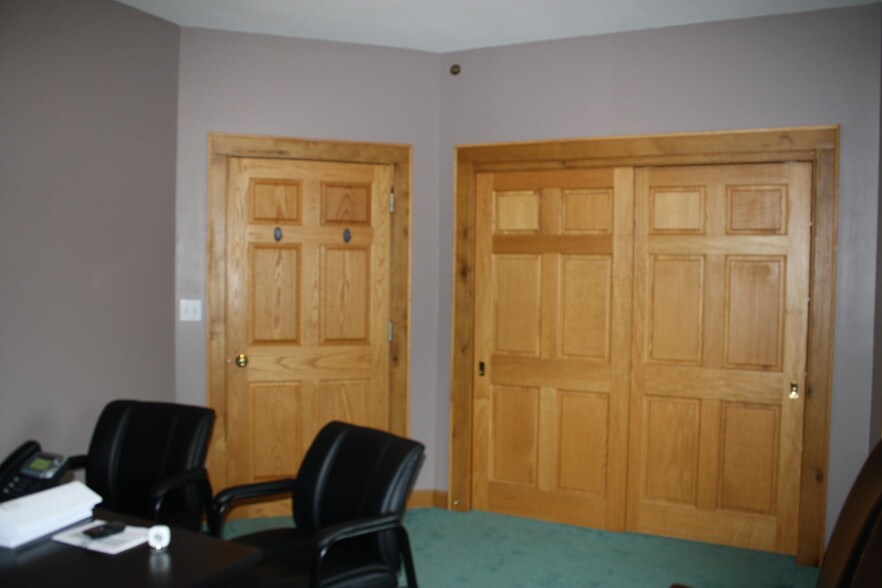 More Photos Of 6110 N Port Washington Rd, Milwaukee Office For Lease