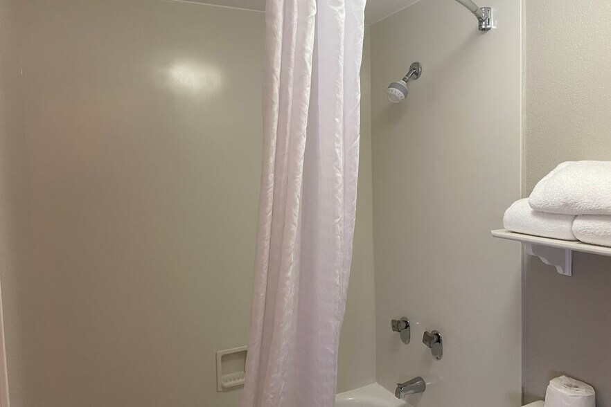 More Photos Of 1415 W Dundee Rd, Arlington Heights Hotel For Sale