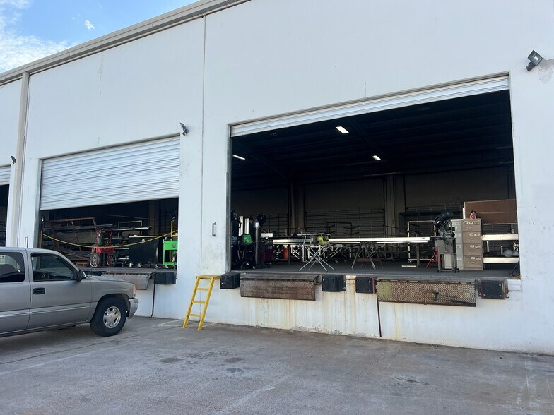 More Photos Of 1315 E Gibson Ln, Phoenix Warehouse For Lease