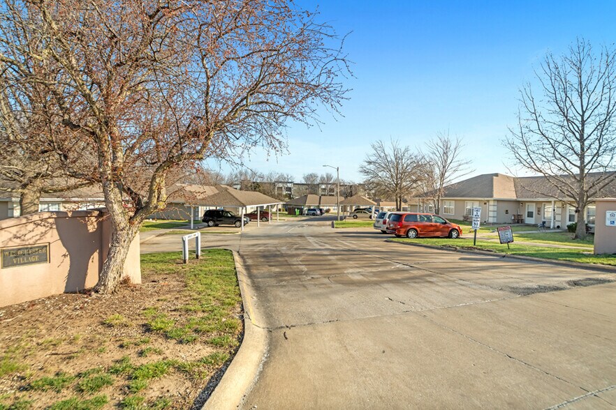 More Photos Of 408 SE 7th St, Oak Grove Apartments For Sale