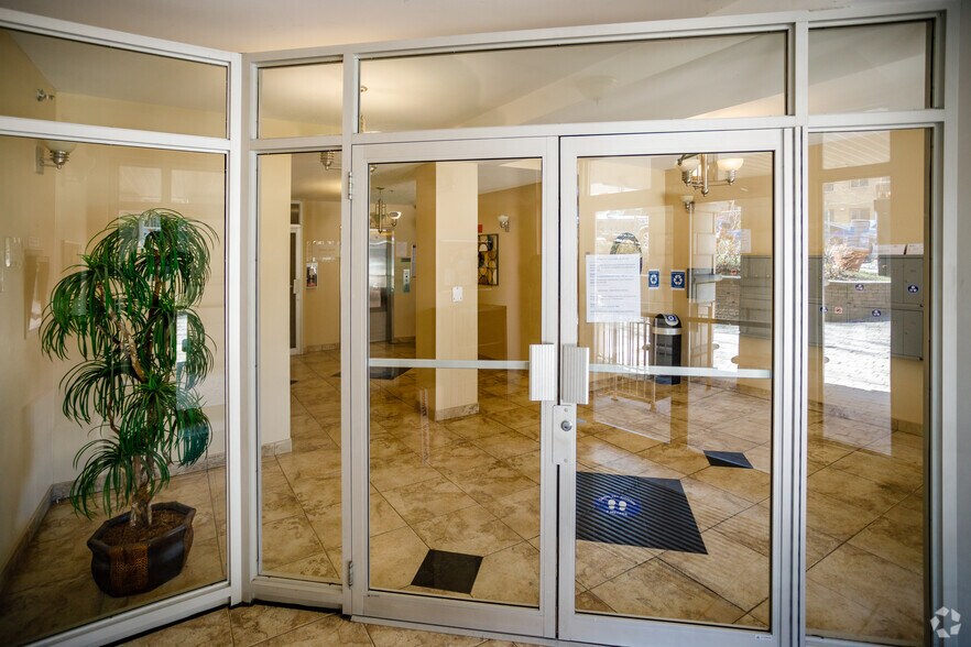 More Photos Of 5774-5780 Av Decelles, Montréal Apartments For Sale