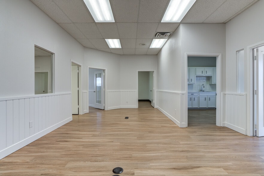 More Photos Of 510 Valencia Ave, Lubbock Warehouse For Sale