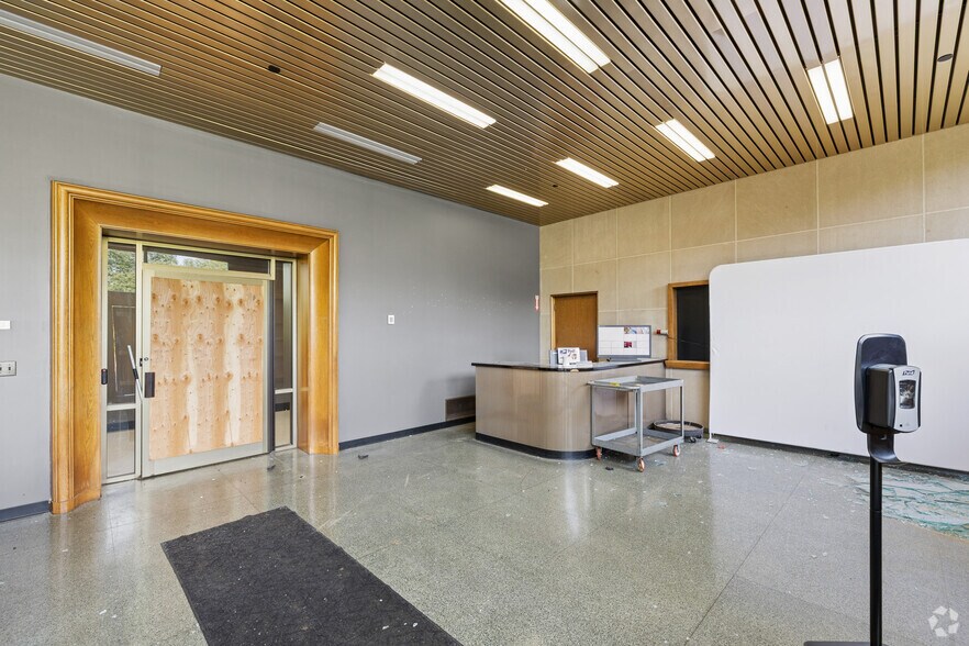 More Photos Of 92 Deerfield Rd, Windsor Unknown For Lease
