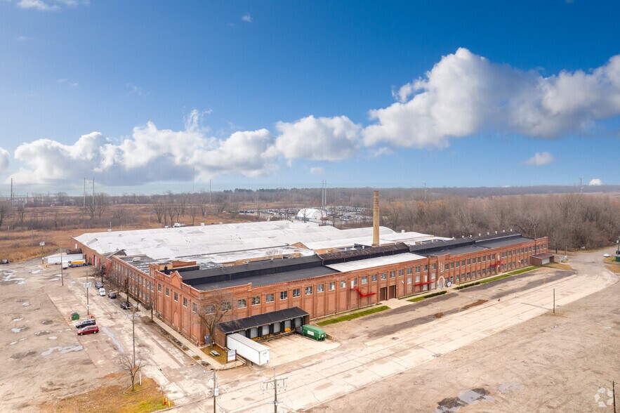 More Photos Of 2701 Deborah Ave, Zion Warehouse For Lease