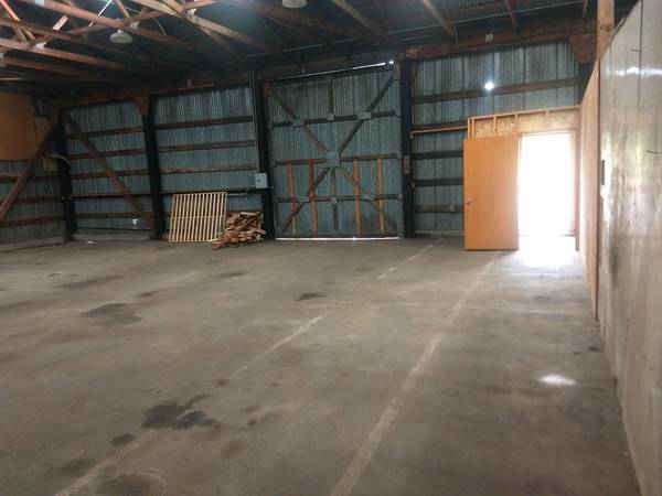 More Photos Of 1390 Main, Dallas Manufacturing For Lease