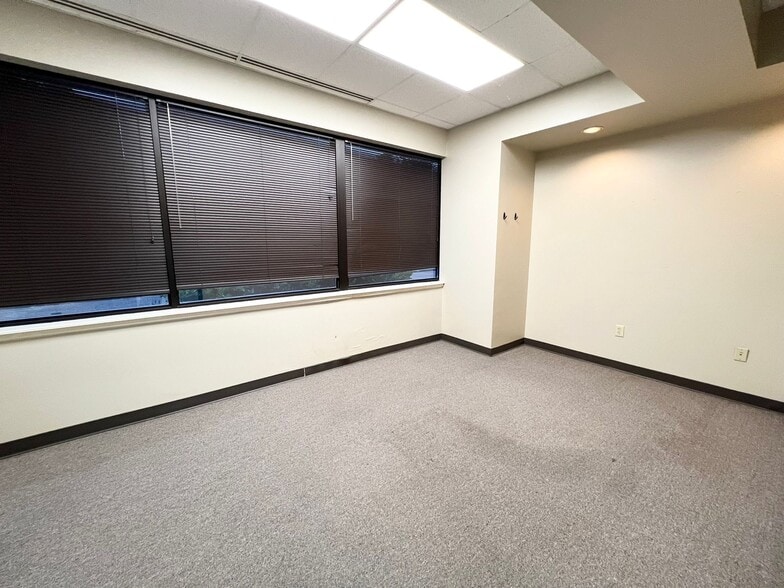 More Photos Of 100 Briarwood West Dr, Jackson Office For Lease