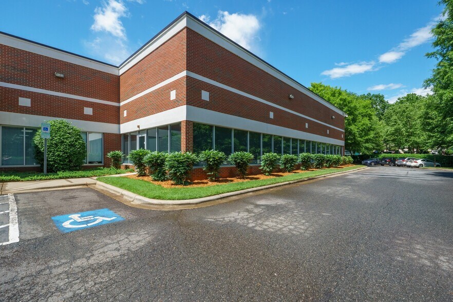 More Photos Of 3120 Latrobe Dr, Charlotte Showroom For Lease