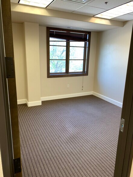 More Photos Of 401 Ranch Road 620 S, Lakeway Medical For Sale