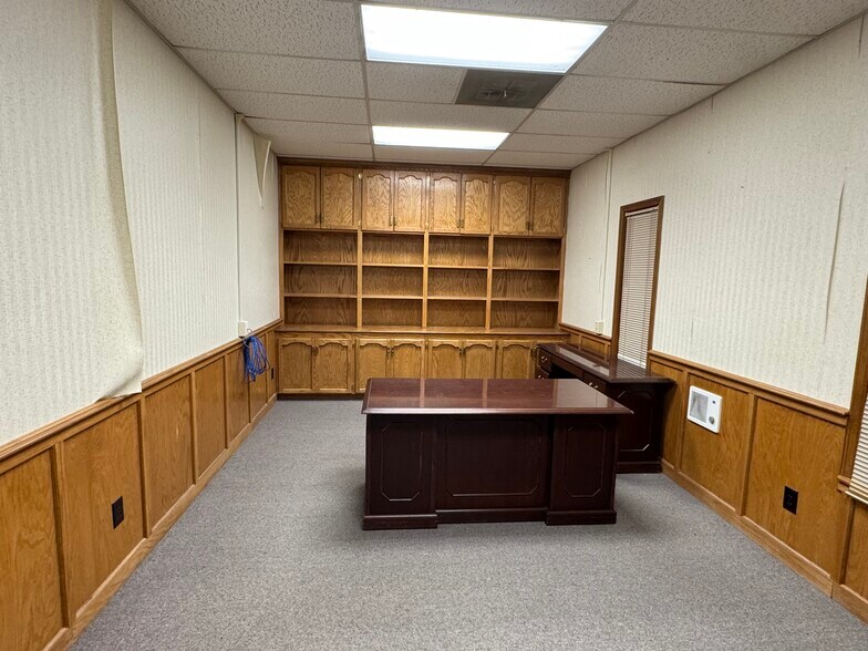 More Photos Of 232-236 Industrial Park Dr, Commerce Office For Lease