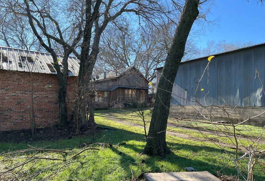 More Photos Of 311 Old Mill Rd, Rhome Restaurant For Lease