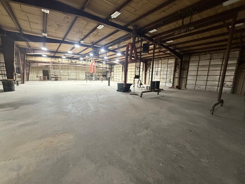 More Photos Of 5328 E Market St, Enid Manufacturing For Sale