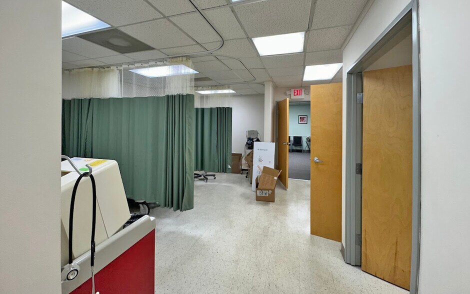 More Photos Of 28521 Orchard Lake Rd, Farmington Hills Medical For Lease