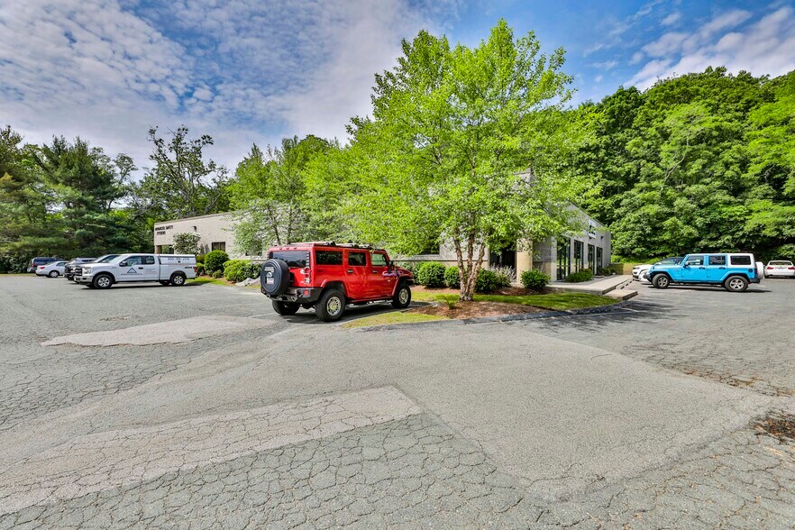 More Photos Of 141 Summit St, Peabody Freestanding For Lease