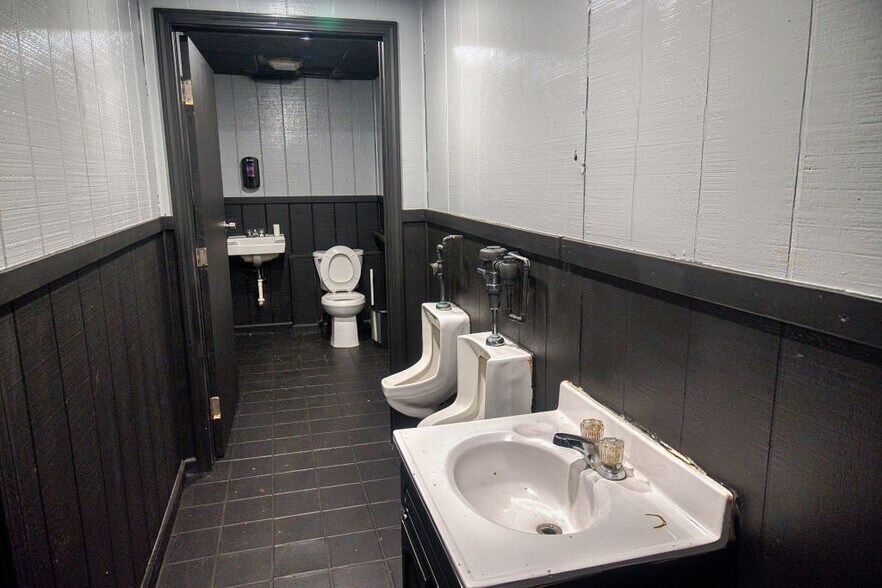 More Photos Of 4540 Emerson Ave, Parkersburg Bar For Lease