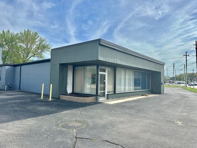 Primary Photo Of 38459 Lake Shore Blvd, Willoughby Freestanding For Sale